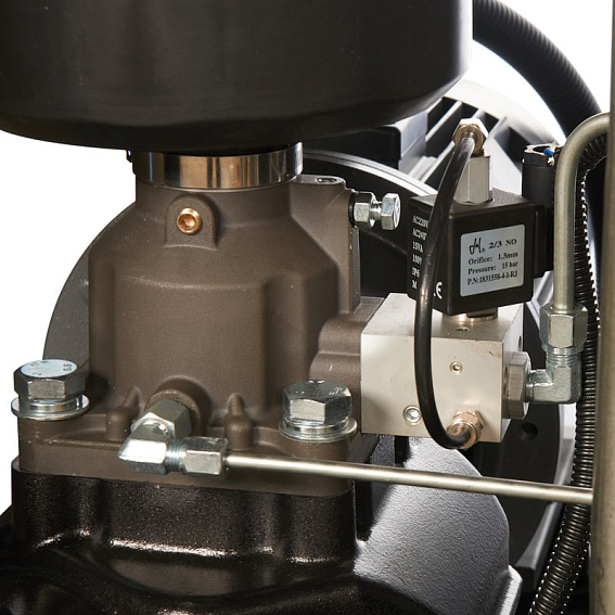 Мощность двигателя, кВт;Давление, атм;Объем ресивера, литров;Производительность, л/мин;Наличие осушителя;Тип привода;Наличие частотного преобразователя;Применение;Напряжение питания, В;Габариты (ДхШхВ), мм;Гарантия, месяцев;Масляный/Безмасляный;Страна производства;Наличие ресивера;Серия Винтовой компрессор ET-Compressors SL 22-10 VS PM (IP55) с частотным регулированием производительности и двигателем на постоянных магнитах