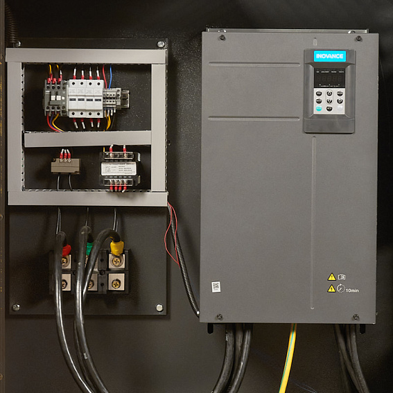 Мощность двигателя, кВт;Давление, атм;Объем ресивера, литров;Производительность, л/мин;Наличие осушителя;Тип привода;Наличие частотного преобразователя;Применение;Напряжение питания, В;Габариты (ДхШхВ), мм;Гарантия, месяцев;Масляный/Безмасляный;Страна производства;Наличие ресивера;Серия Винтовой компрессор ET-Compressors SL 110-16 VS PM (IP55) с частотным регулированием производительности и двигателем на постоянных магнитах