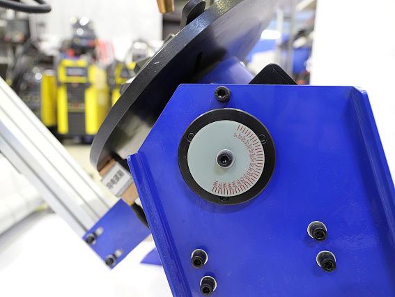 Позиционер с поворотным столом BW1-1 на 100 кг с поджимной бабкой и с кронштейном для горелки Позиционер с поворотным столом BW1-1 на 100 кг с поджимной бабкой и с кронштейном для горелки