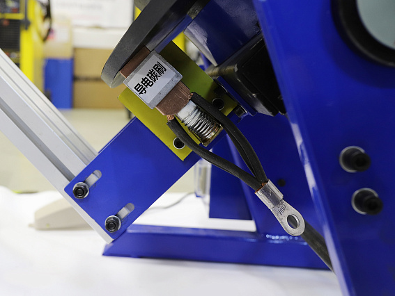 Позиционер с поворотным столом BW1-1 на 100 кг с поджимной бабкой и с кронштейном для горелки Позиционер с поворотным столом BW1-1 на 100 кг с поджимной бабкой и с кронштейном для горелки